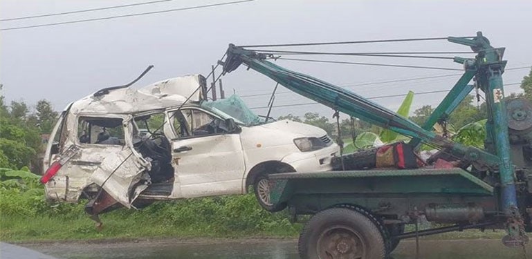 চৌদ্দগ্রামে নিয়ন্ত্রণ হারানো একটি মাইক্রোবাসের পেছনে বাসের ধাক্কায় শিশুসহ চারজন নিহত